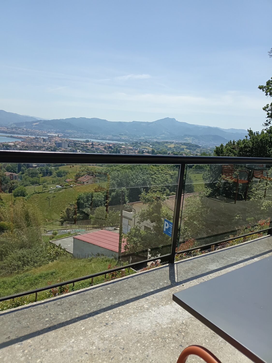 Vistas al valle verde desde la terraza de Higeralde, en Hondarribia
