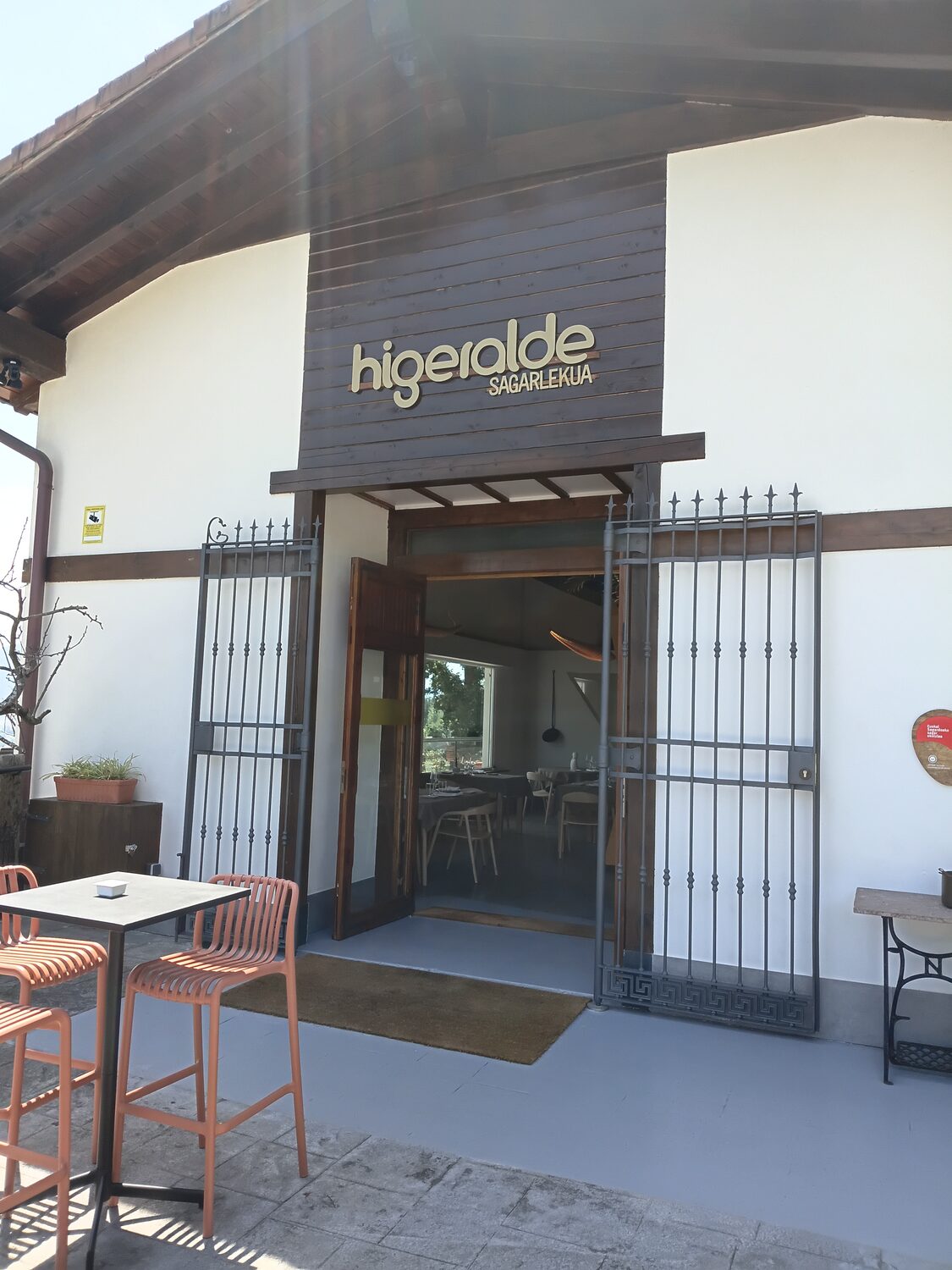 Entrada de Higeralde Sagarlekua en Hondarribia