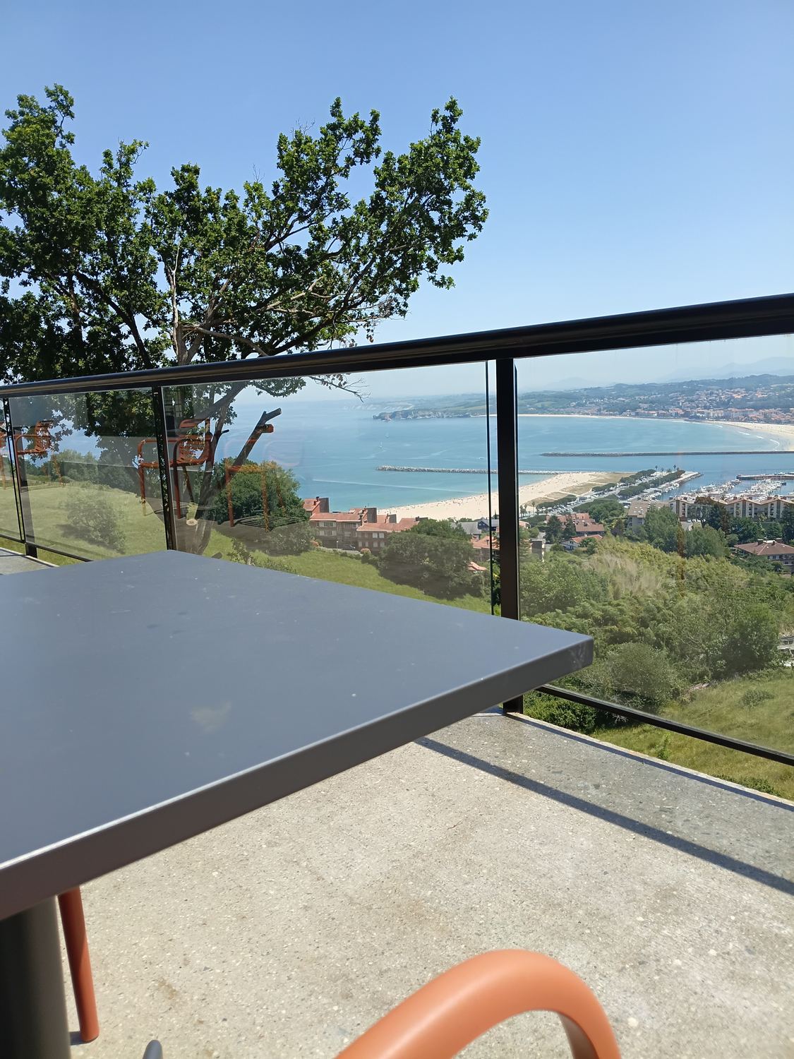 Terraza de Higeralde Sagarlekua con vistas a la bahía de Hondarribia